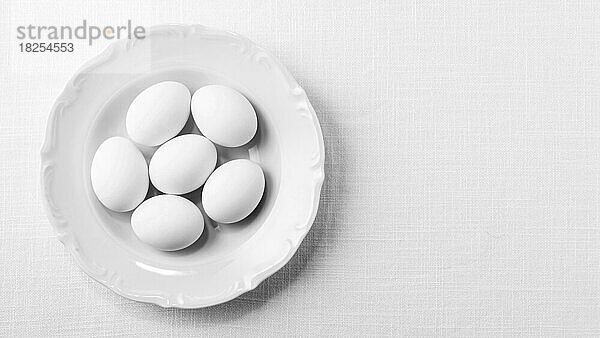 Draufsicht weißer Eier Teller mit Kopierraum. Auflösung und hohe Qualität schönes Foto