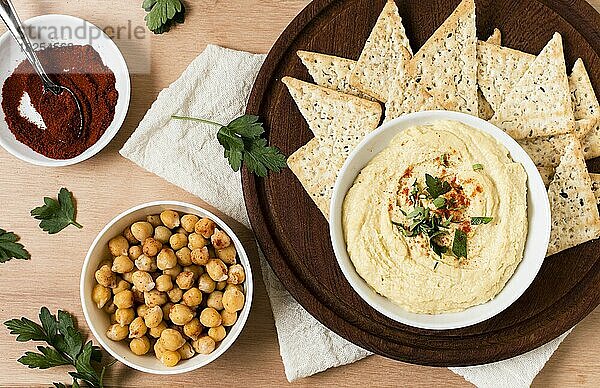 Draufsicht auf Nacho-Chips mit Hummus und Ketchup. Auflösung und hohe Qualität schönes Foto