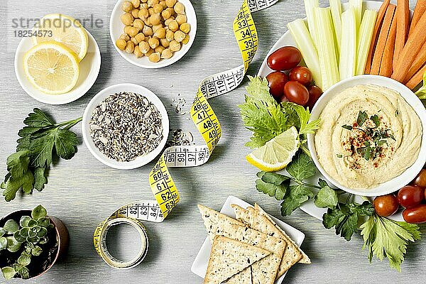 Draufsicht Hummus mit Gemüsesortiment Maßband. Auflösung und hohe Qualität schönes Foto