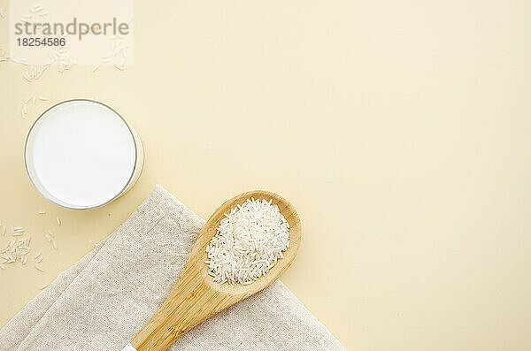 Ansicht von oben steigen Löffel mit Milch kopieren Raum. Auflösung und hohe Qualität schönes Foto