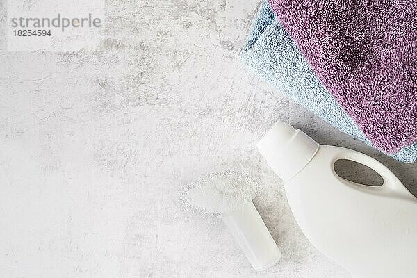 Draufsicht auf einen Stapel Handtücher mit Weichspüler. Auflösung und hohe Qualität schönes Foto