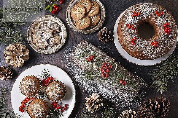 Draufsicht auf weihnachtliche Desserts mit roten Beeren und Tannenzapfen. Auflösung und hohe Qualität schönes Foto