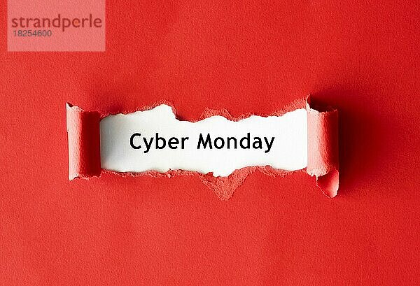 Draufsicht zerrissenes Papier Cyber Monday Promotion. Auflösung und hohe Qualität schönes Foto