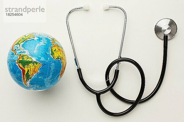 Draufsicht Stethoskop mit Erdkugel Friedenstag. Auflösung und hohe Qualität schönes Foto