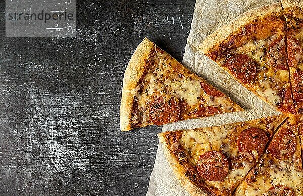 Draufsicht Scheiben Salami-Pizza. Auflösung und hohe Qualität schönes Foto