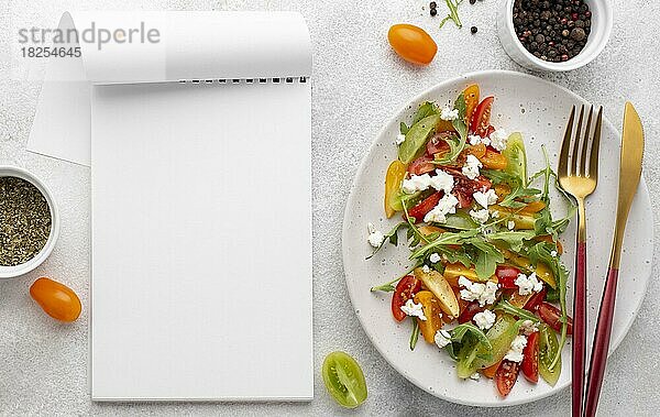 Draufsicht Tomaten-Mix-Salat mit Feta-Käse blanko Notizbuch. Auflösung und hohe Qualität schönes Foto