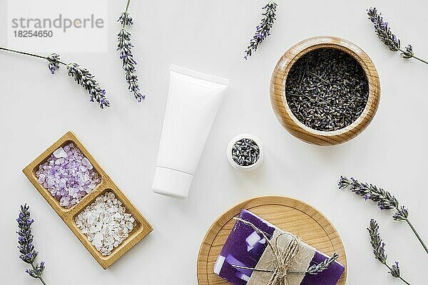 Draufsicht Home Spa mit Lavendel Konzept. Auflösung und hohe Qualität schönes Foto