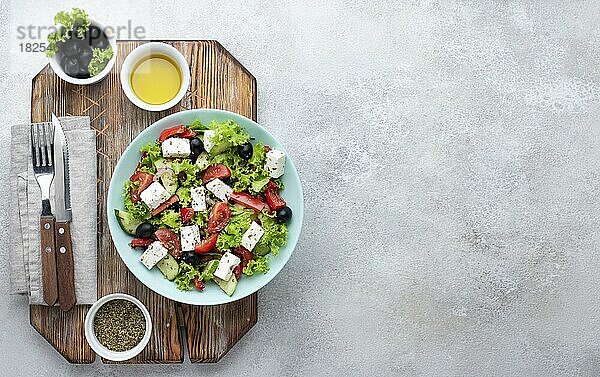 Draufsicht Salat mit Feta-Käse Schneidebrett mit Kopie Raum. Auflösung und hohe Qualität schönes Foto