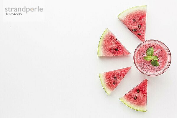 Draufsicht auf ein Wassermelonen-Cocktailglas mit Kopierbereich. Auflösung und hohe Qualität schönes Foto