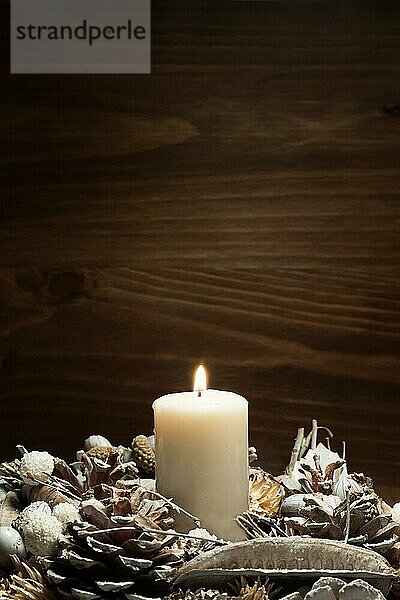 Weiße Kerze beleuchtet mit Tannenzapfen Ornamente. Auflösung und hohe Qualität schönes Foto