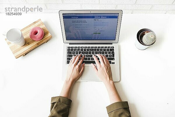 Frau mit Facebook soziale Website Laptop. Auflösung und hohe Qualität schönes Foto