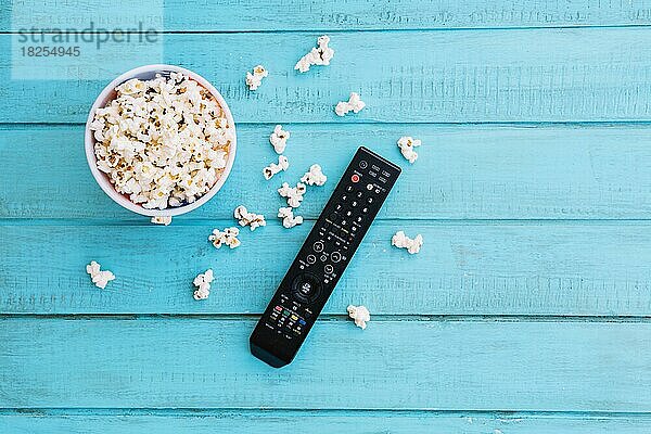 TV-Fernbedienung Popcorn. Auflösung und hohe Qualität schönes Foto