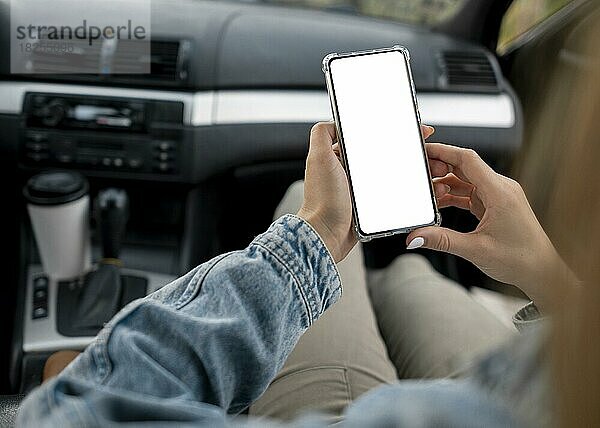 Junge Frau beim Surfen auf dem Mobiltelefon. Auflösung und hohe Qualität schönes Foto