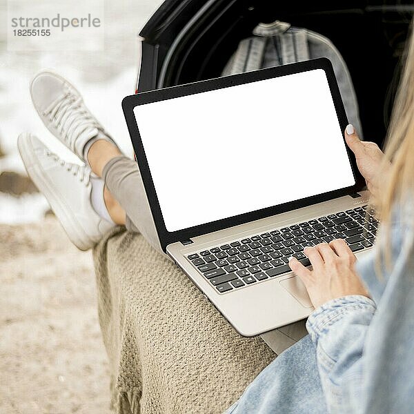 Junge Frau  die auf einer Autoreise im Laptop surft. Auflösung und hohe Qualität schönes Foto
