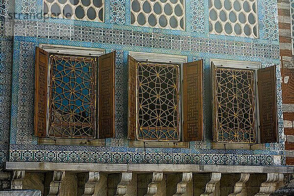 Alte Fenster Architektur aus der osmanischen Zeit In Istanbul