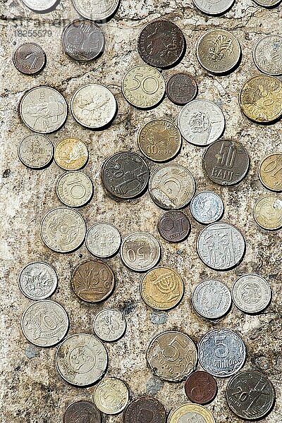 Sammlung von Altmetallmünzen als Hintergrund