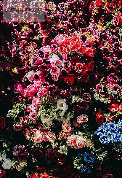 Blumenkunst aus bunten Kunstblumen im Blick