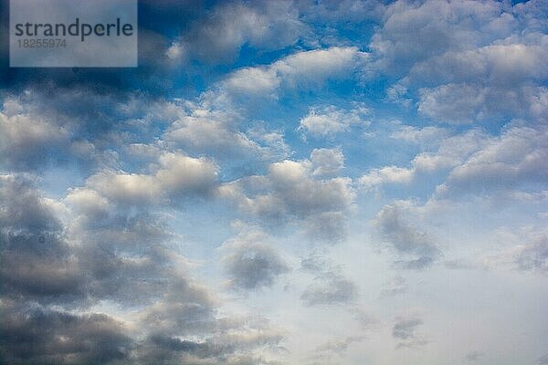 Blauer bewölkter Himmel mit weißen und grauen Wolken