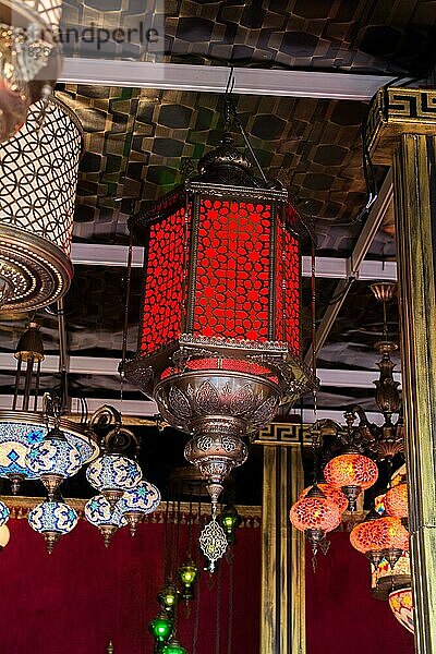 Dekorative Lampen im osmanisch-türkischen Stil sind auf