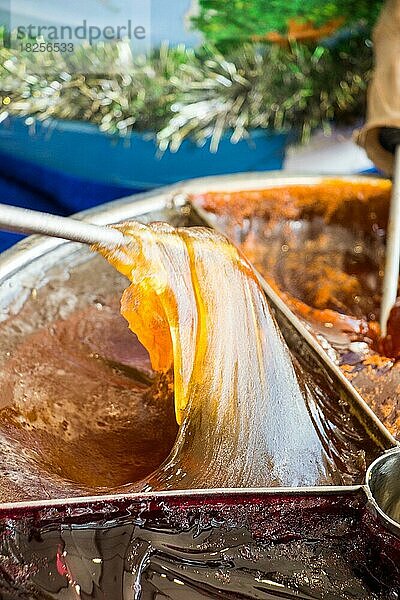 Alte traditionelle türkisch-osmanische handgemachte Stangenbonbons  Macun