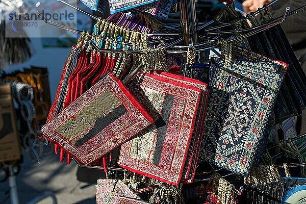 Traditionelle  handgefertigte Taschen aus gewebtem Stoff