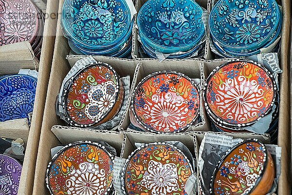 Traditionelle türkische Keramikteller im Basar