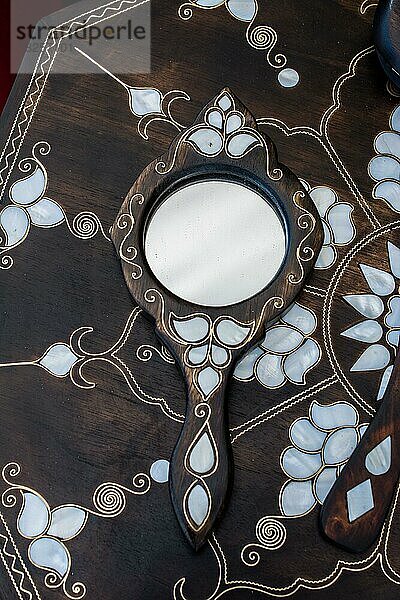Osmanisches Beispiel für Perlmutt-Intarsien auf einem Spiegel