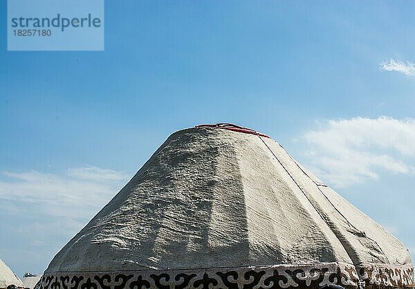 Jurte ist ein kreisförmiges Zelt aus Filz oder Fellen auf einem zusammenklappbaren Gestell  das von Nomaden in der Mongolei  Sibirien und der Türkei verwendet wird