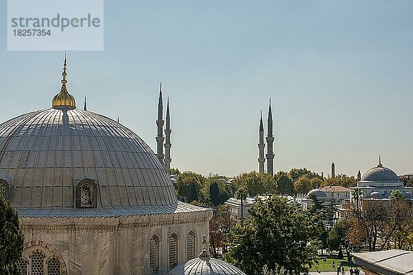 Außenansicht einer Kuppel in osmanischer Architektur in Istanbul  Türkei  Asien