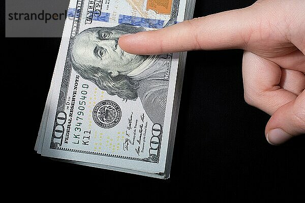 Hand hält amerikanische Dollar-Banknoten vor weißem Hintergrund