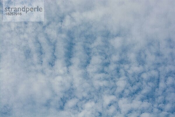 Weiße Farbe Wolken in den blauen Himmel Hintergrund gefunden