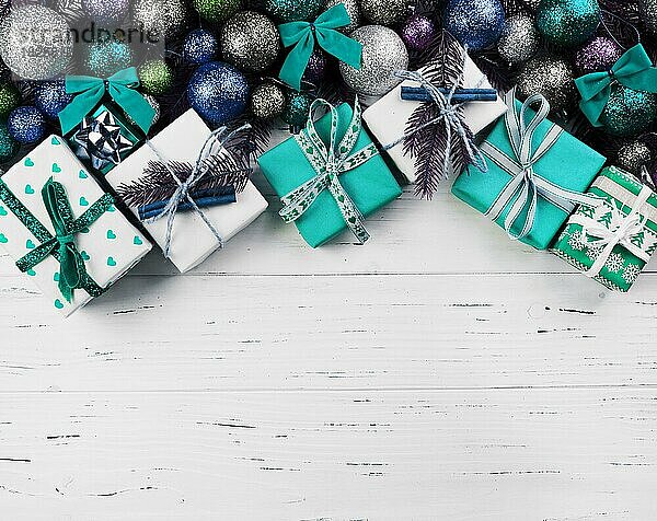 Weihnachtskomposition aus Geschenkboxen und bunten Kugeln
