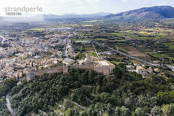 Luftaufnahme  Castell de Capdepera  im Dorf von Capdepera  Mallorca  Balearen  Spanien  Europa