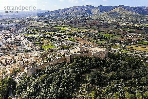 Luftaufnahme  Castell de Capdepera  im Dorf von Capdepera  Mallorca  Balearen  Spanien  Europa