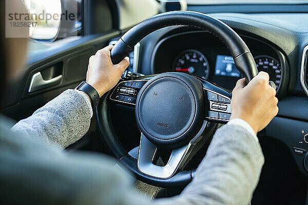 Geschäftsfrau fährt ihr Auto