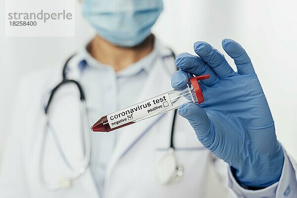 Nahaufnahme Arzt mit Coronavirus-Test