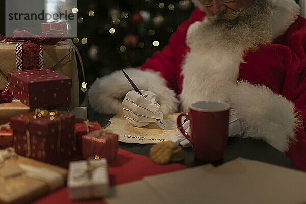 Nahaufnahme Weihnachtsmann schreibt Brief