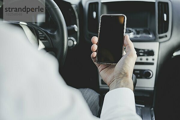 Close up Mann s Hand hält Mobiltelefon mit leeren Bildschirm Auto
