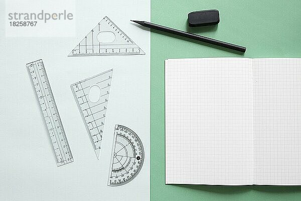Erhöhte Ansicht geometrische Ausrüstung Notizbuch Bleistift Radiergummi Dual bunten Hintergrund