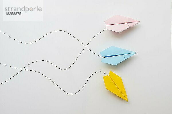 Niedliche minimalistische Papierflieger in der Draufsicht