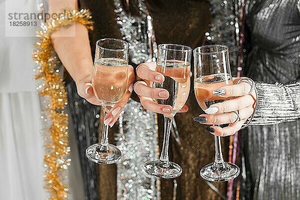 Elegante Mädchen stoßen mit Champagner an