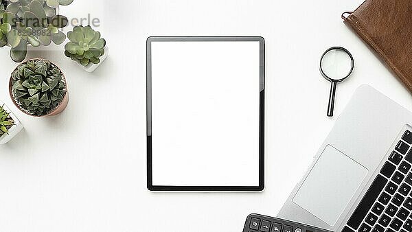 Flat Lay Schreibtisch Elemente Anordnung mit leeren Bildschirm Tablette