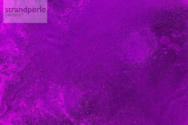Violett gefärbte Flüssigkeit mit schaumiger Textur