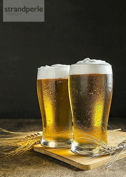 Vorderansicht Gläser Bier mit Weizen