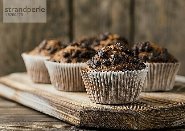 Vorderansicht Anordnung Muffins Holzbrett