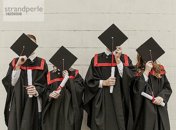 Frontansicht Studenten  die ihre Gesichter verdecken