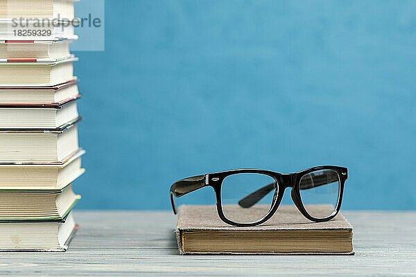 Vorderansicht Stapel Bücher mit Brille
