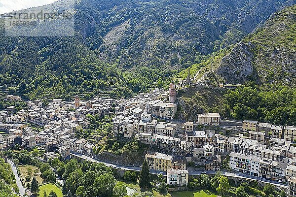 Luftaufnahme Bergdorf Tende im Tal der Roya an der Straße zwischen Ventimiglia an der Küste und dem Tendepaß Col de Tende Departement Alpes-Maritimes  Region Provence-Alpes-Cote d'Azur  Seealpen  Frankreich  Europa