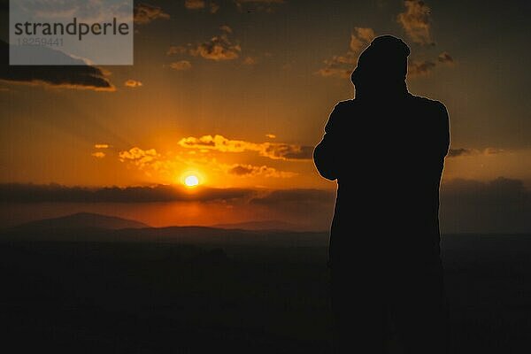Mann beim Fotografieren  bewölkter Sonnenuntergang  Podhale  Polen  Europa