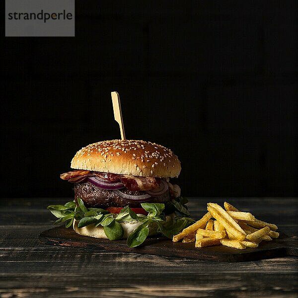 Vorderansicht Burger-Pommes-Tisch